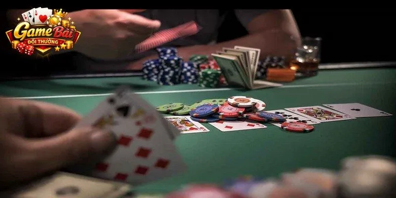 Số lượng người chơi poker thường tối thiểu 2 người và tối đa 10 người